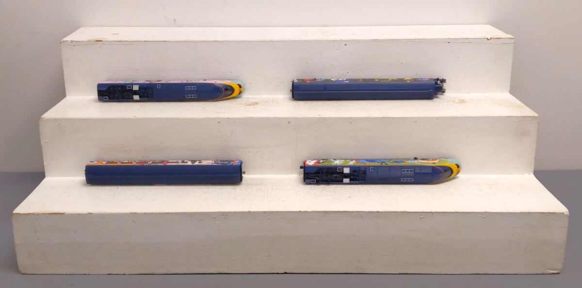 Hornby R1253M OO The Beatles Yellow Submarine Eurostar Train Set