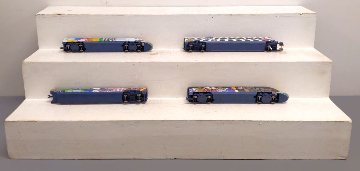 Hornby R1253M OO The Beatles Yellow Submarine Eurostar Train Set