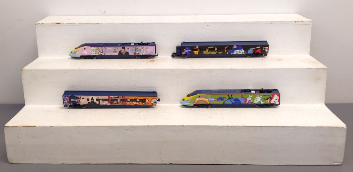 Hornby R1253M OO The Beatles Yellow Submarine Eurostar Train Set