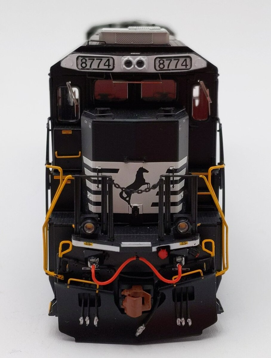 Scale Trains SXT32841 HO Norfolk Southern GE C40-9 Diesel Locomotive #8774 W/DCC EX/Box
