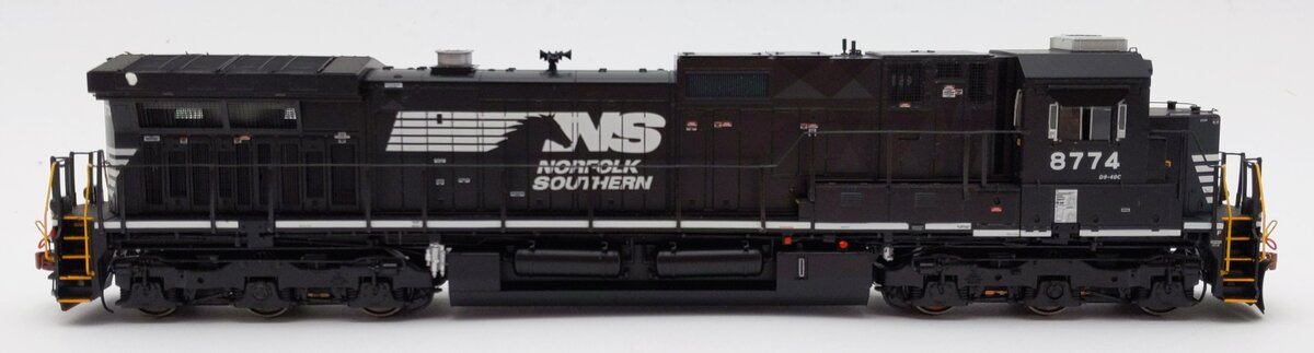 Scale Trains SXT32841 HO Norfolk Southern GE C40-9 Diesel Locomotive #8774 W/DCC EX/Box