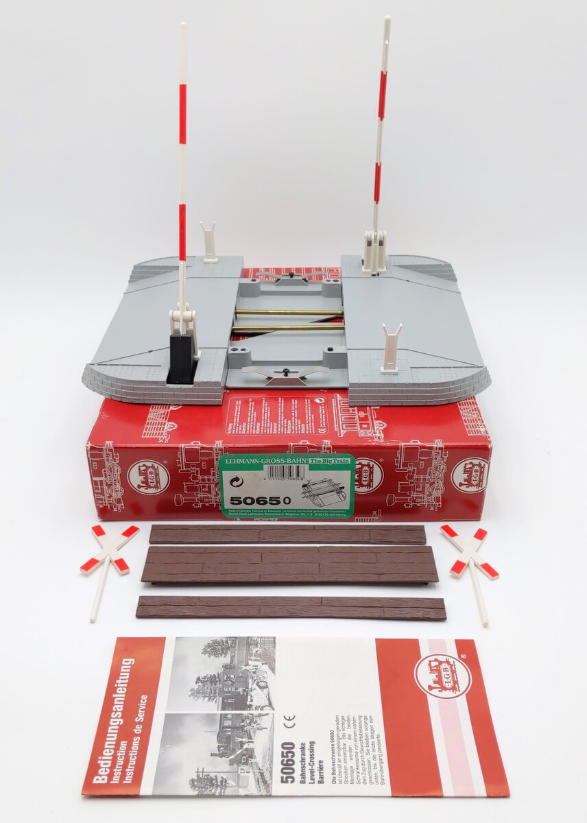 LGB 50650 G Scale Crossing Sign Set