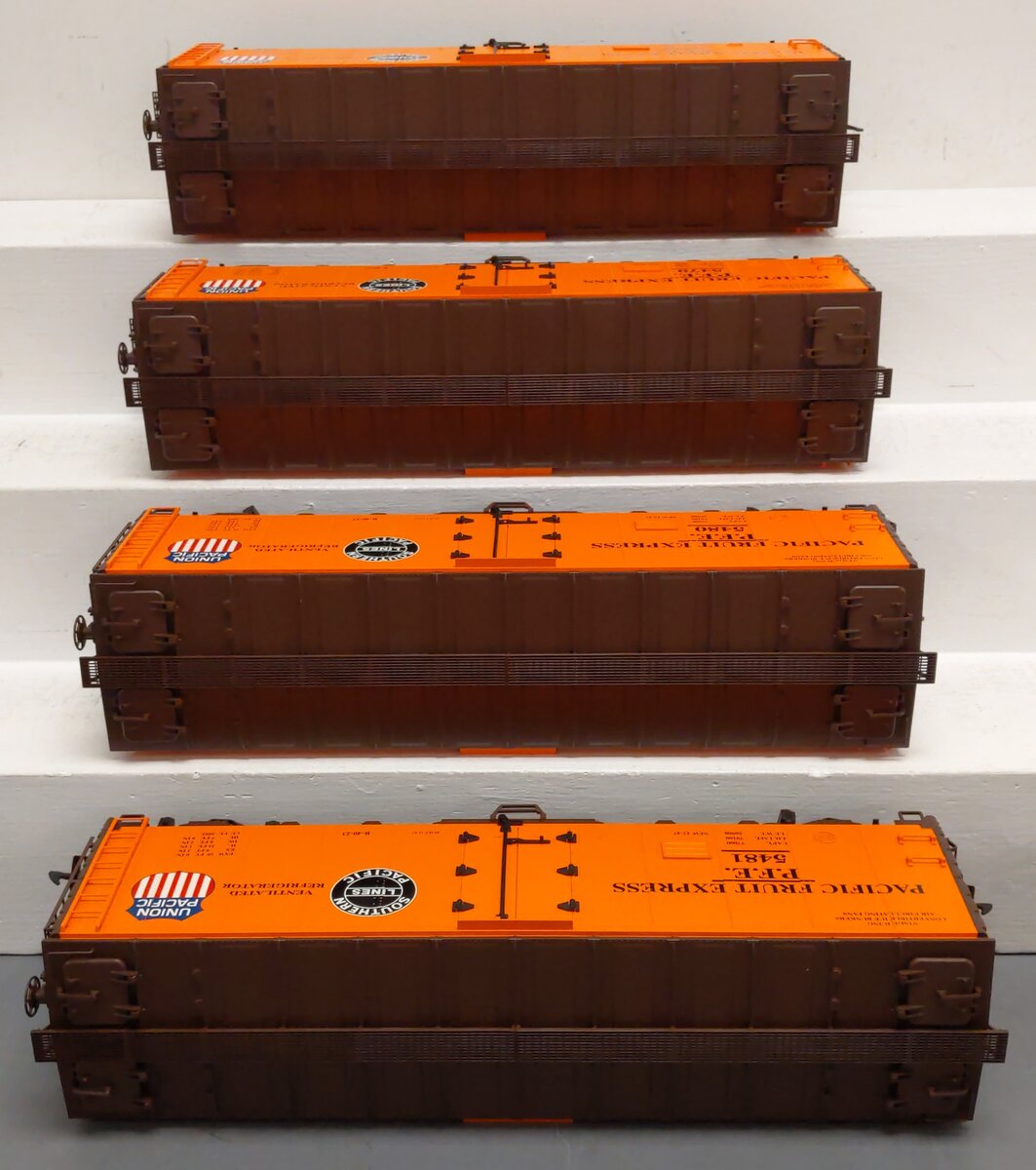 USA Trains R16506F G PFE SP & UP 40 ft. Refrigerator Cars Set #6 (4)