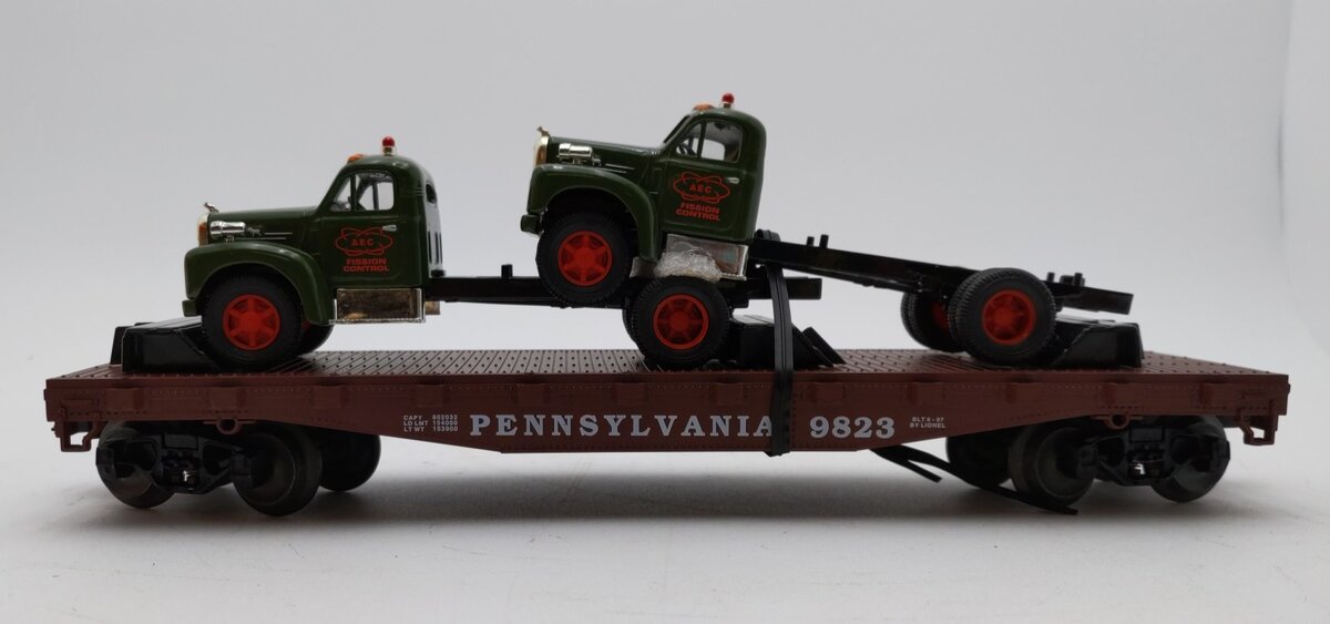 Lionel 6-17518 O Gauge Pennsylvania Flatcar with 2 Corgi Mack AEC Trucks #9823 EX/Box