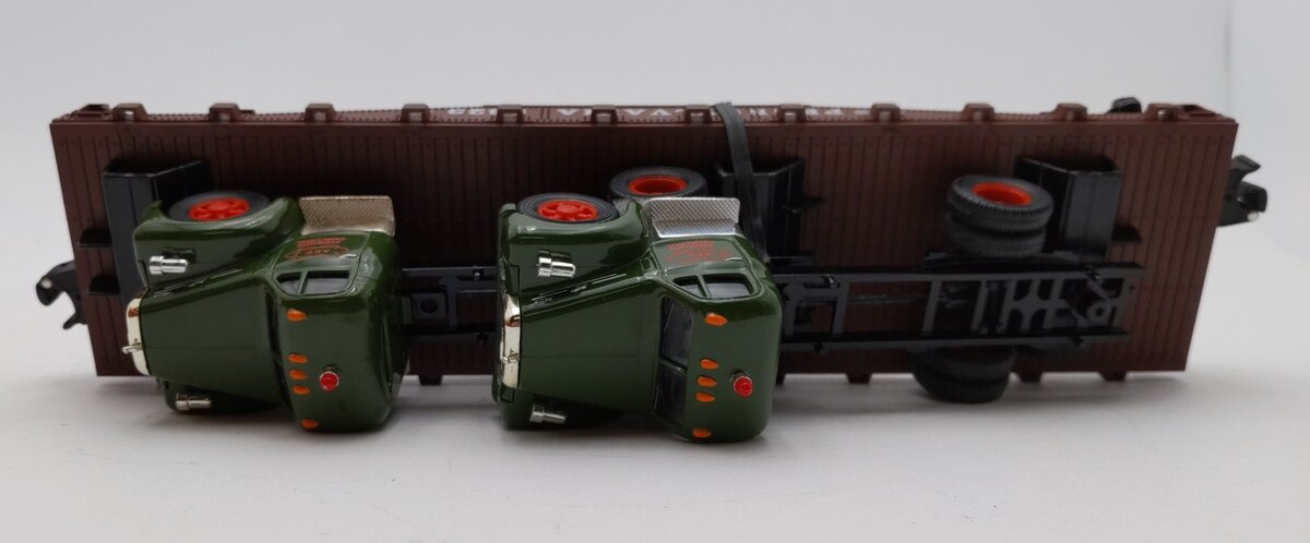 Lionel 6-17518 O Gauge Pennsylvania Flatcar with 2 Corgi Mack AEC Trucks #9823 LN/Box