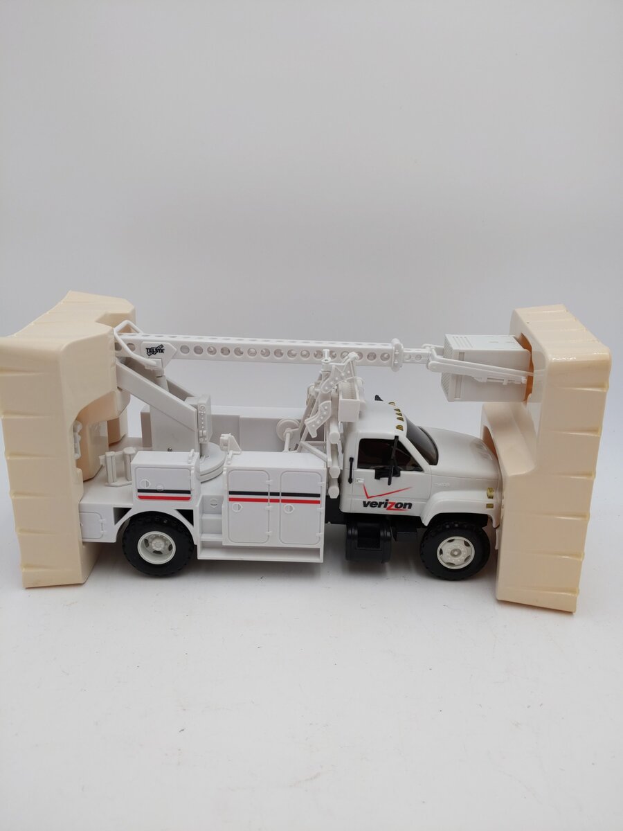DG Productions Verizon GMC Bucket Reel Truck LN/Box