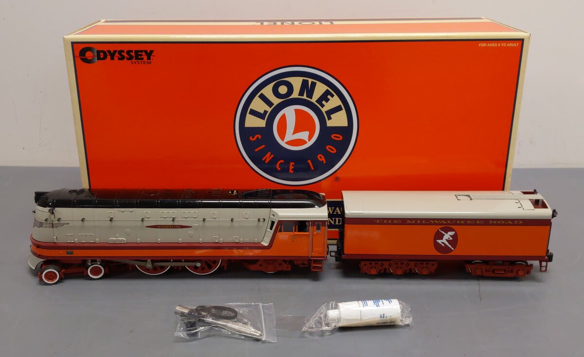 Lionel 6-38094 O Gauge Milwaukee Road Hiawatha 4-4-2 Steam Loco & Tender #3 EX/Box