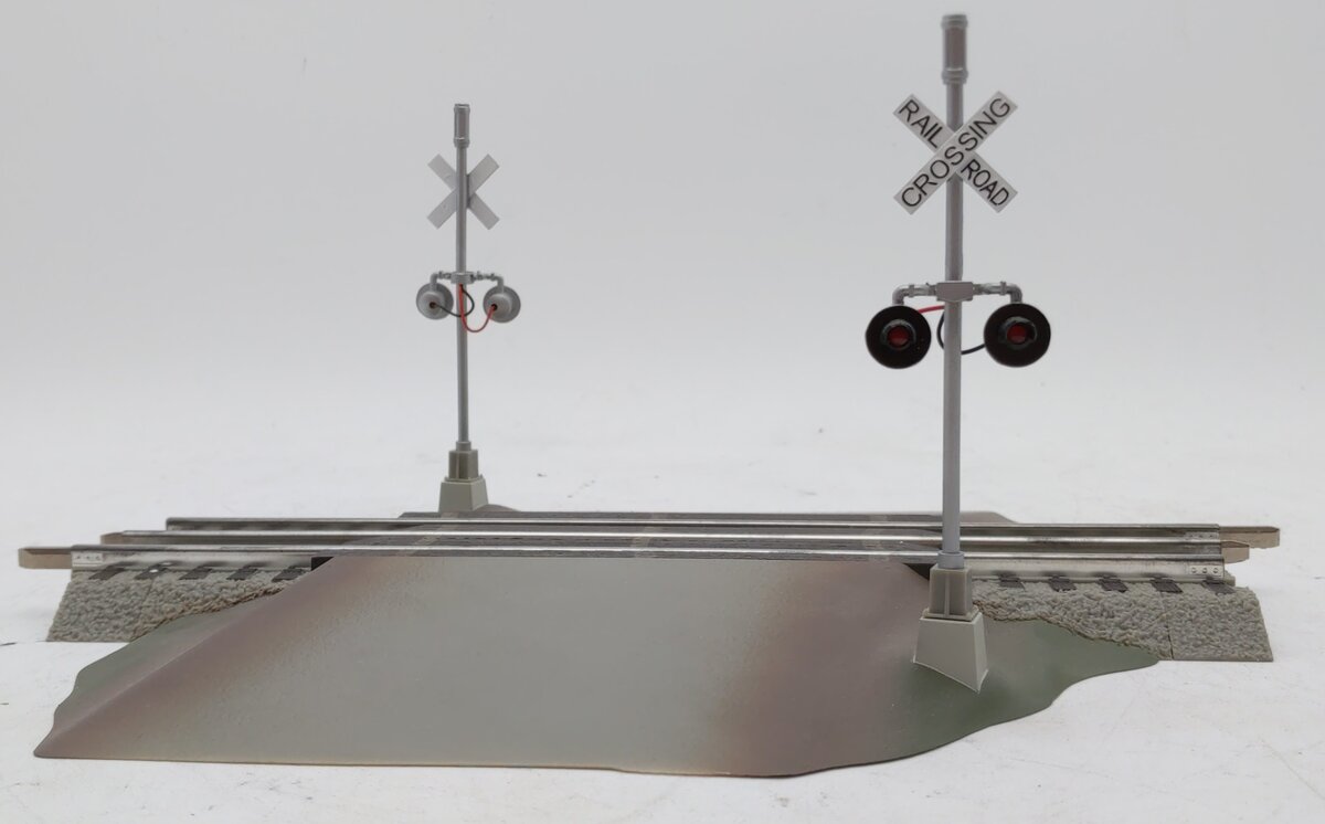 Lionel 6-12052 O Gauge FasTrack Grade Crossing With Flashers