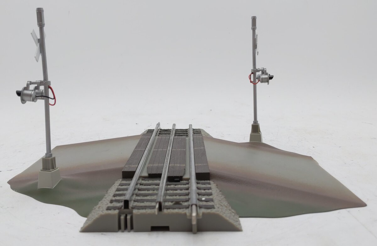 Lionel 6-12052 O Gauge FasTrack Grade Crossing With Flashers