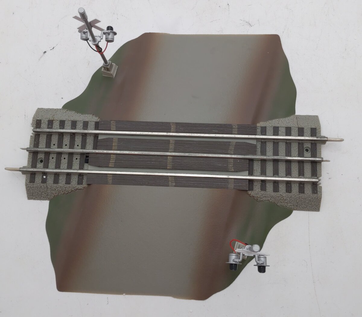 Lionel 6-12052 O Gauge FasTrack Grade Crossing With Flashers