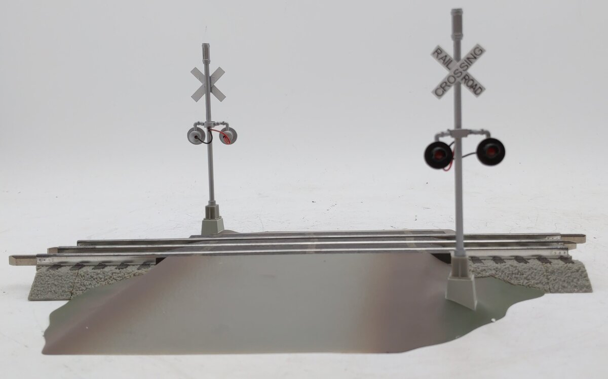 Lionel 6-12052 O Gauge FasTrack Grade Crossing With Flashers