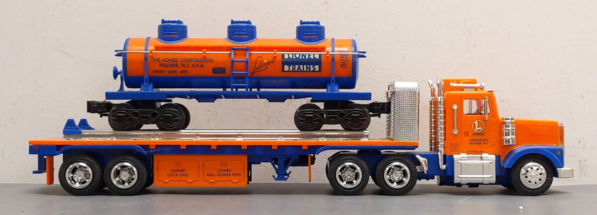 Lionel TMT-18410 O Lionel Flatbed Toy Truck w/Operating Lights & 3-Dome Rail Car LN/Box
