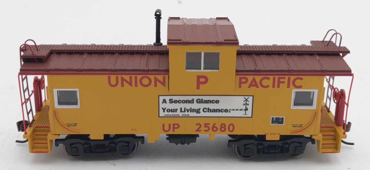 Athearn 74090 HO Union Pacific Wide Vision Caboose #25680