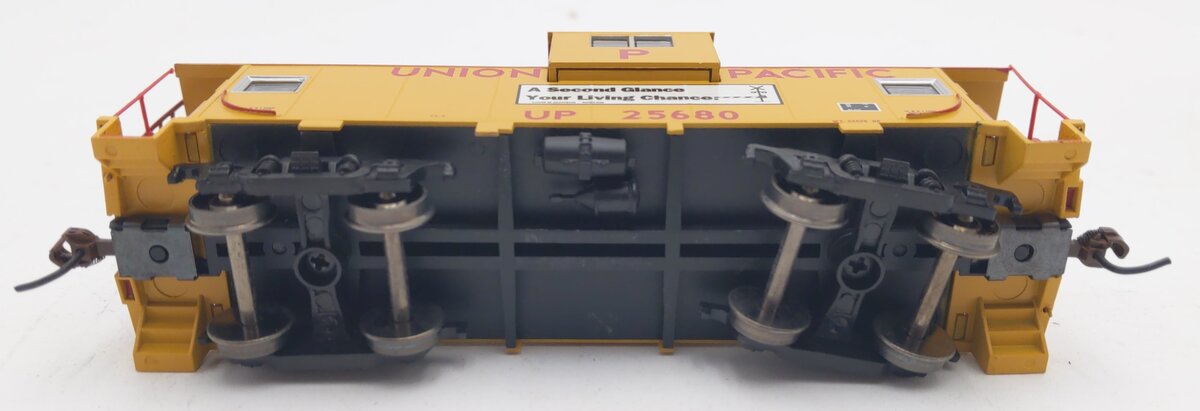 Athearn 74090 HO Union Pacific Wide Vision Caboose #25680