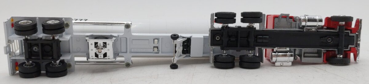 Lionel 6-12777 O Gauge Red Truck Chevron Tractor & White Tanker NIB