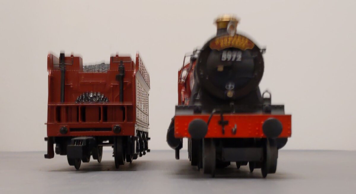 Lionel 6-83972 Hogwarts Express LionChief O Gauge Train Set with Bluetooth
