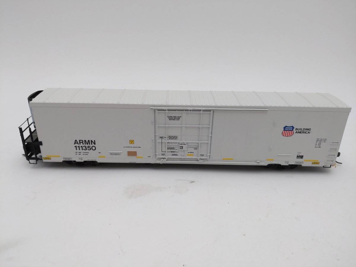 BLMA Models 52043 HO Union Pacific/ARMN Trinity 64' Reefer #111350