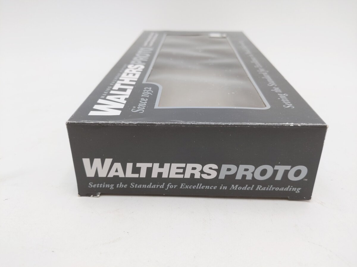 Walthers 920-105207 HO Chicago & North Western 50' Cushion Coil Car RTR #39600