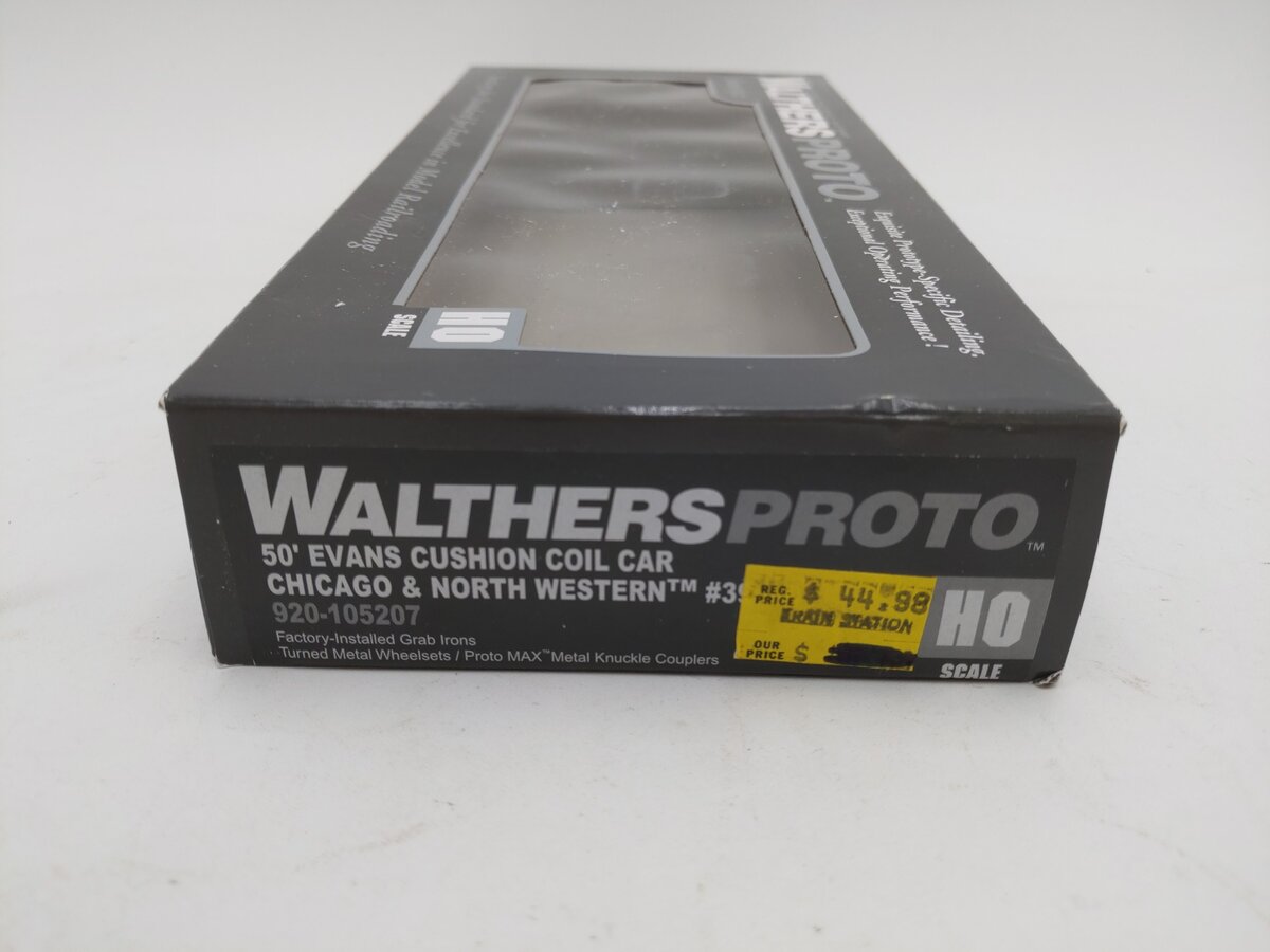 Walthers 920-105207 HO Chicago & North Western 50' Cushion Coil Car RTR #39600