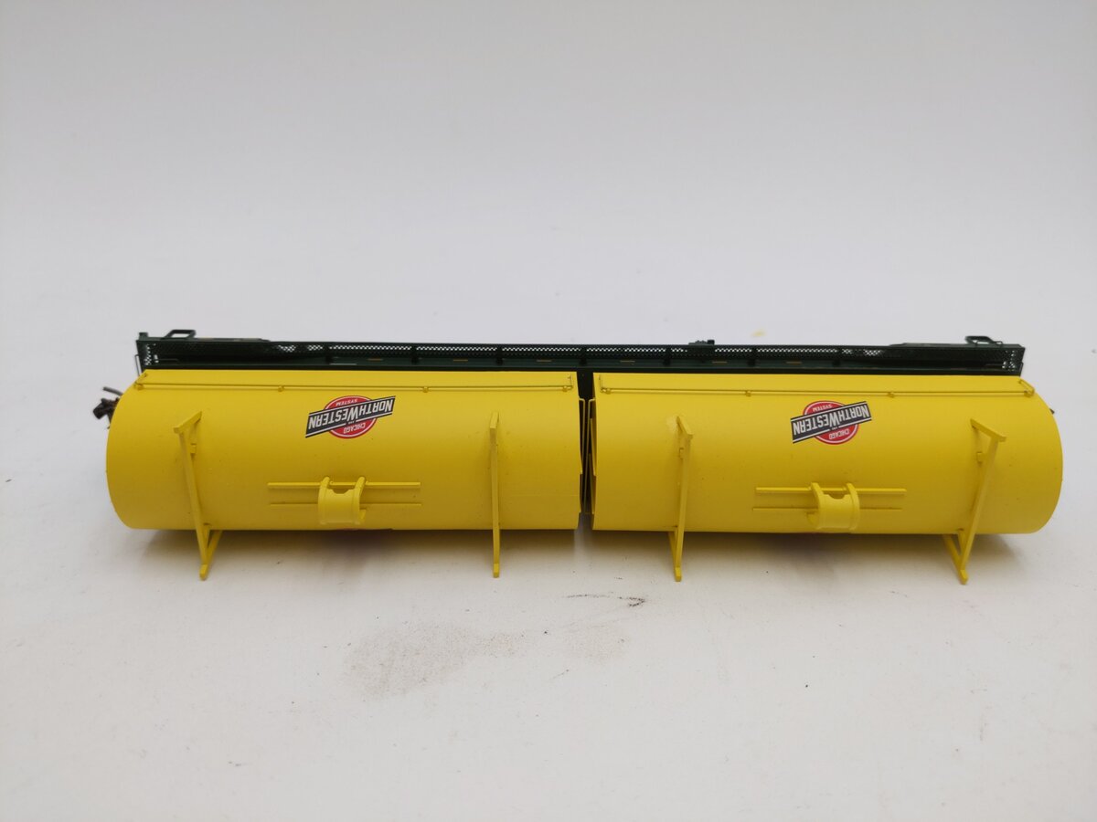 Walthers 920-105207 HO Chicago & North Western 50' Cushion Coil Car RTR #39600