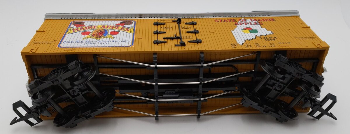 USA Trains R16359 G Maine Apples U.S. Refrigerator Cars (Yellow/Silver)