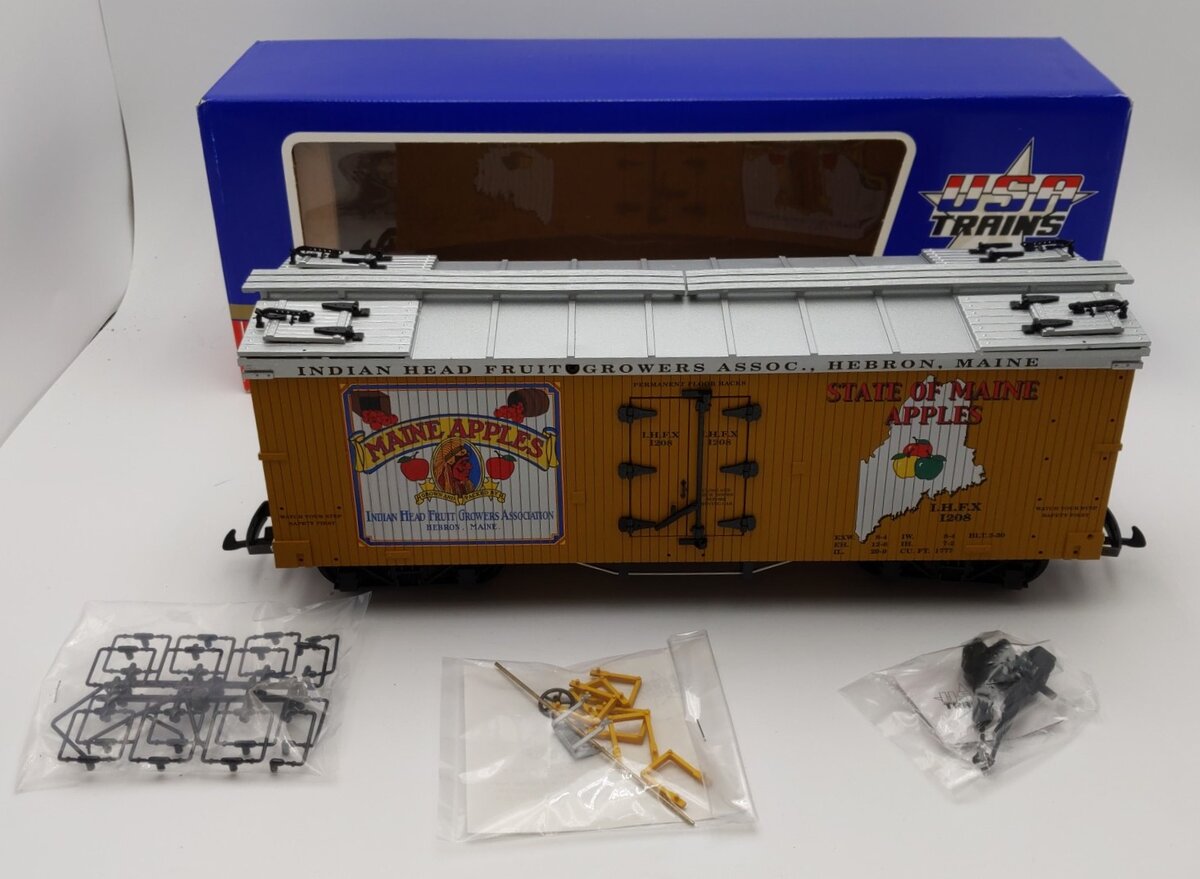 USA Trains R16359 G Maine Apples U.S. Refrigerator Cars (Yellow/Silver)