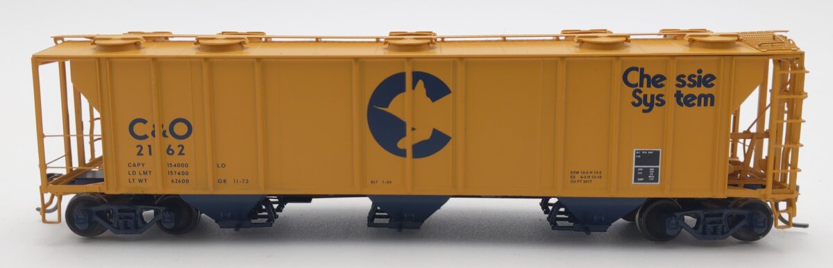 Athearn HO C&O 50' 3-Bay Covered Hopper #2162 - Custom/Kadee Couplers EX
