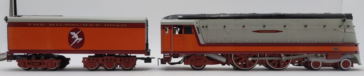 Lionel 6-38094 O Gauge Milwaukee Road Hiawatha 4-4-2 Steam Loco & Tender #3 EX/Box