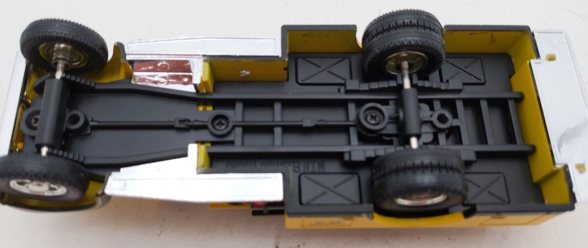 MTH 30-50035 O Scale RailKing Yellow Die-Cast Fire Truck