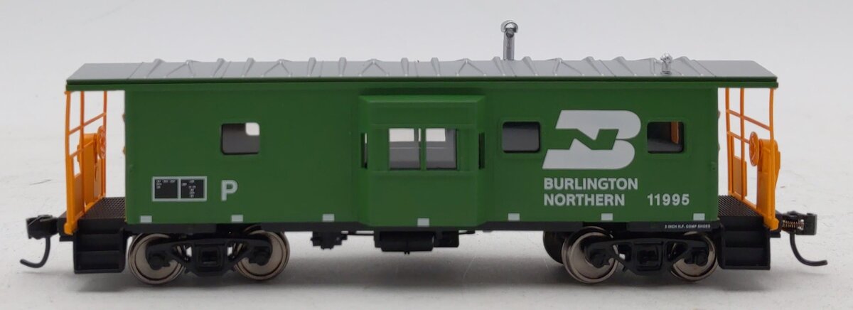 Walthers 910-8652 HO Burlington Northern International Bay Window Caboose #11995