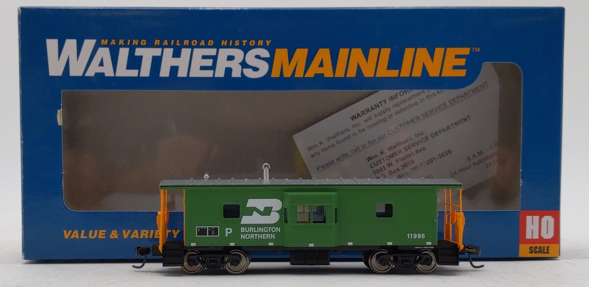 Walthers 910-8652 HO Burlington Northern International Bay Window Caboose #11995