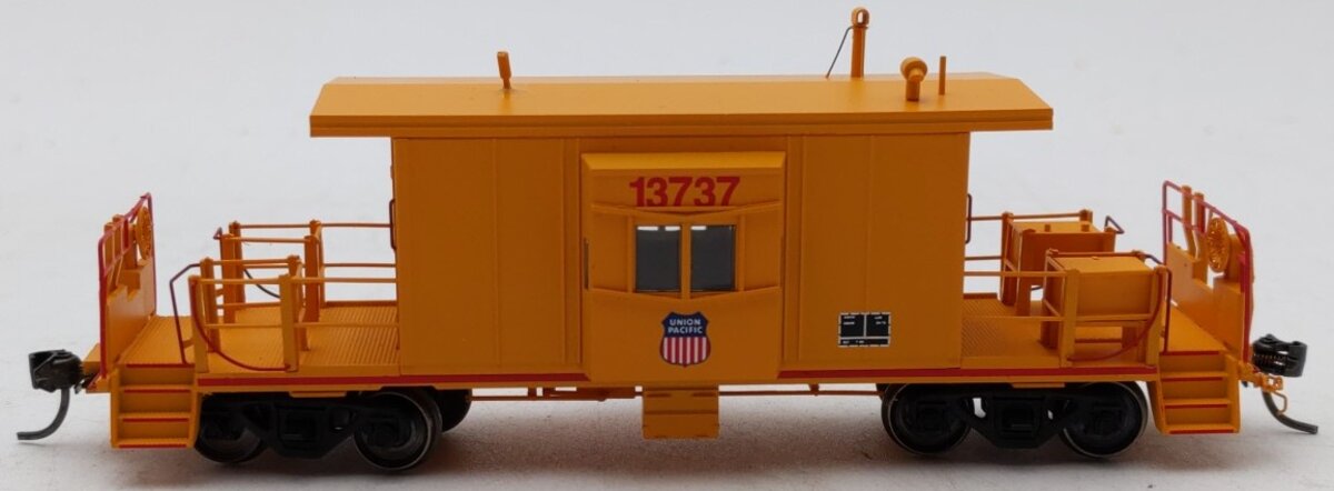 Bluford Shops 31020 HO Union Pacific Short Body Bay Window Caboose #13737 NIB