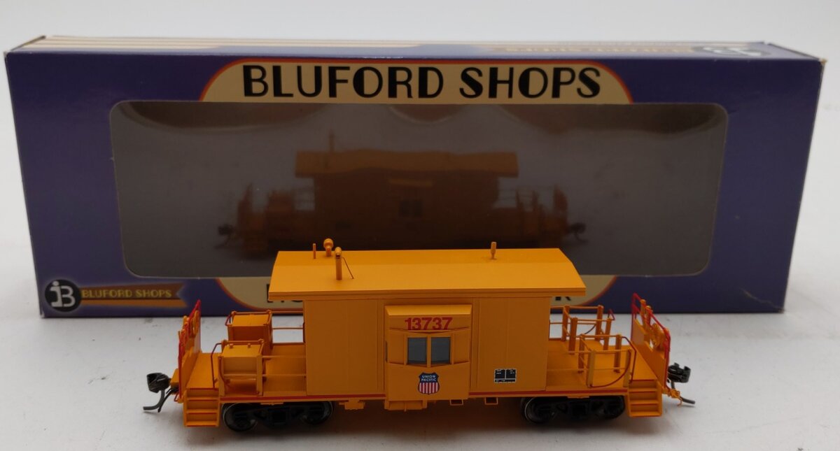 Bluford Shops 31020 HO Union Pacific Short Body Bay Window Caboose #13737 NIB