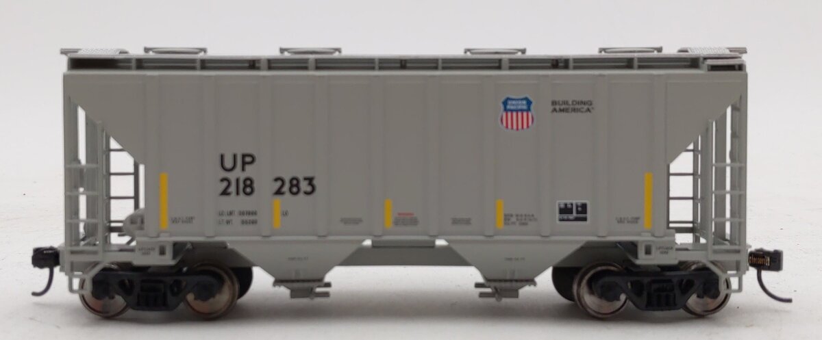 Walthers 910-7108 HO Scale Union Pacific 37' Covered Hopper #218283