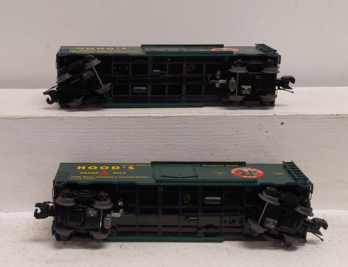 MTH 20-94385 O Hoods Dairy Operating Reefer Car #105880/105882