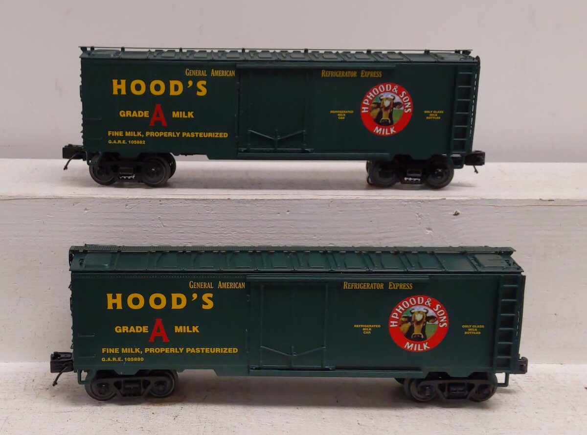 MTH 20-94385 O Hoods Dairy Operating Reefer Car #105880/105882