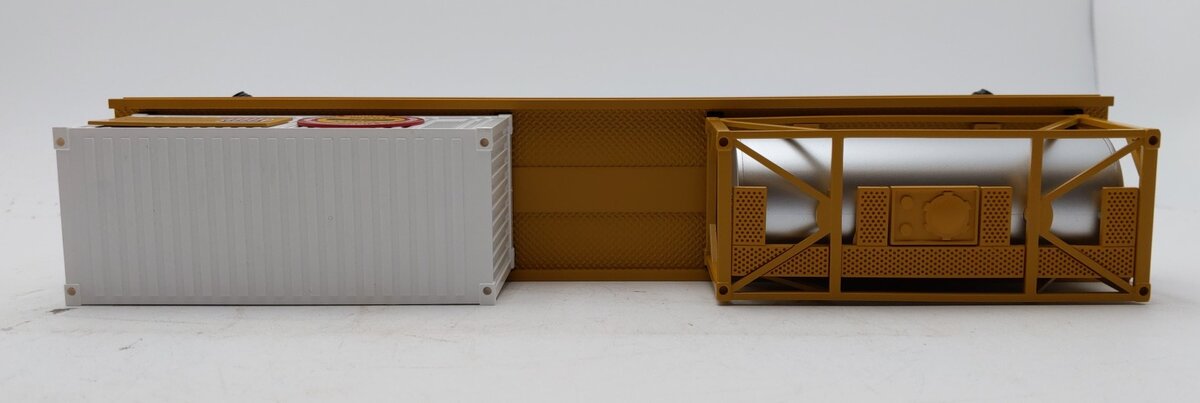 MTH 20-95223 O UP Flatcar w/Tank Container & 20' Container