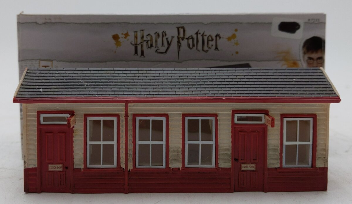 Hornby R7233 OO Hogsmeade - Station Waiting Room