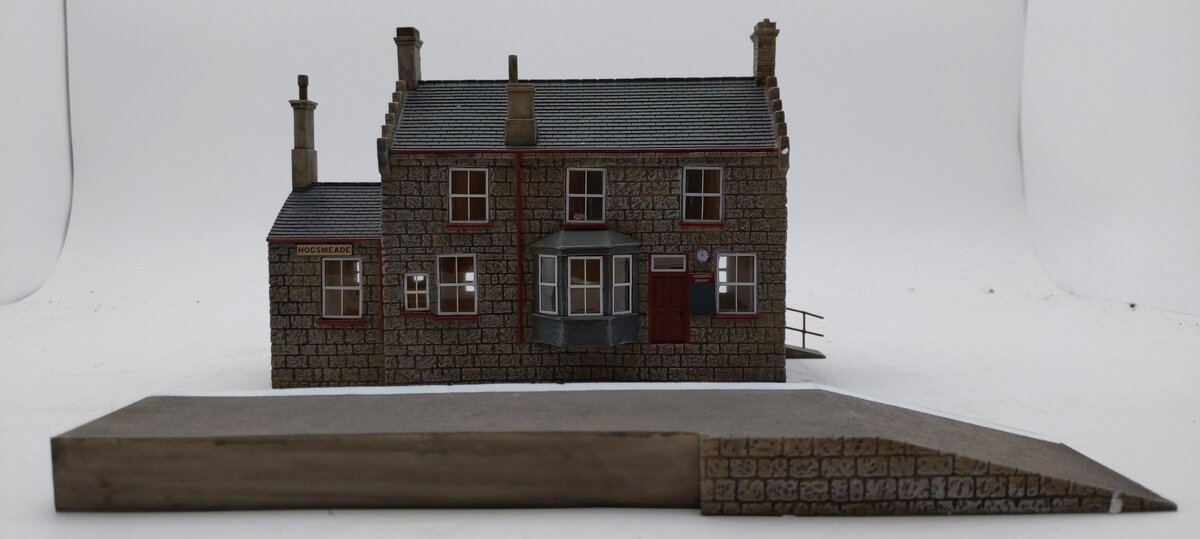 Hornby R7230 OO Hogsmeade Station Building