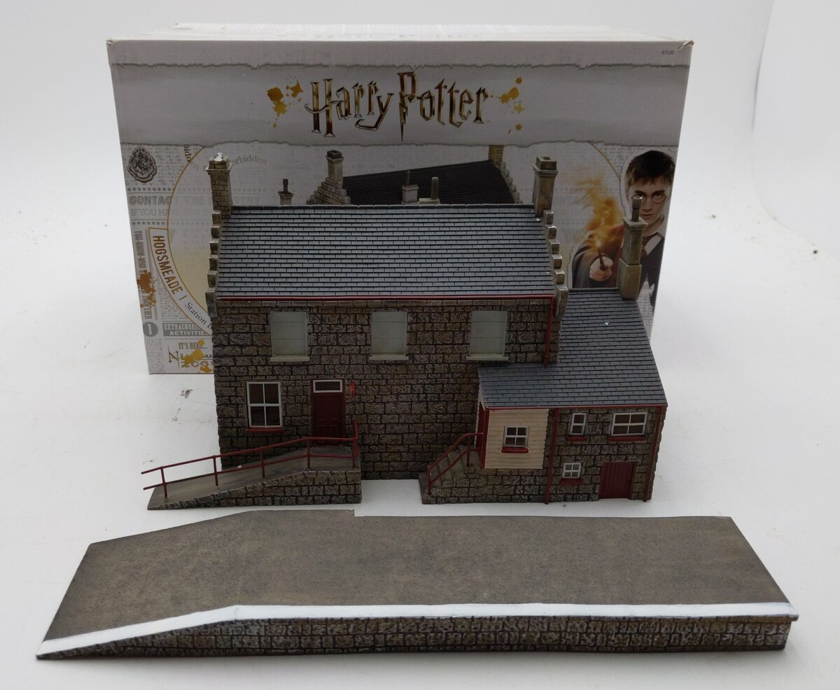 Hornby R7230 OO Hogsmeade Station Building
