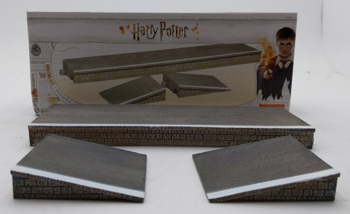 Hornby R7238 OO Hogsmeade Station Platform Pack
