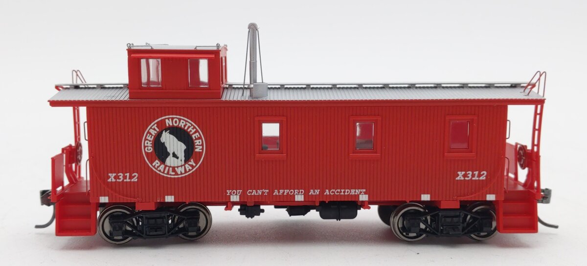 Walthers 932-7516 HO Scale Great Northern 30' Wood Sided Caboose #X312 LN/Box