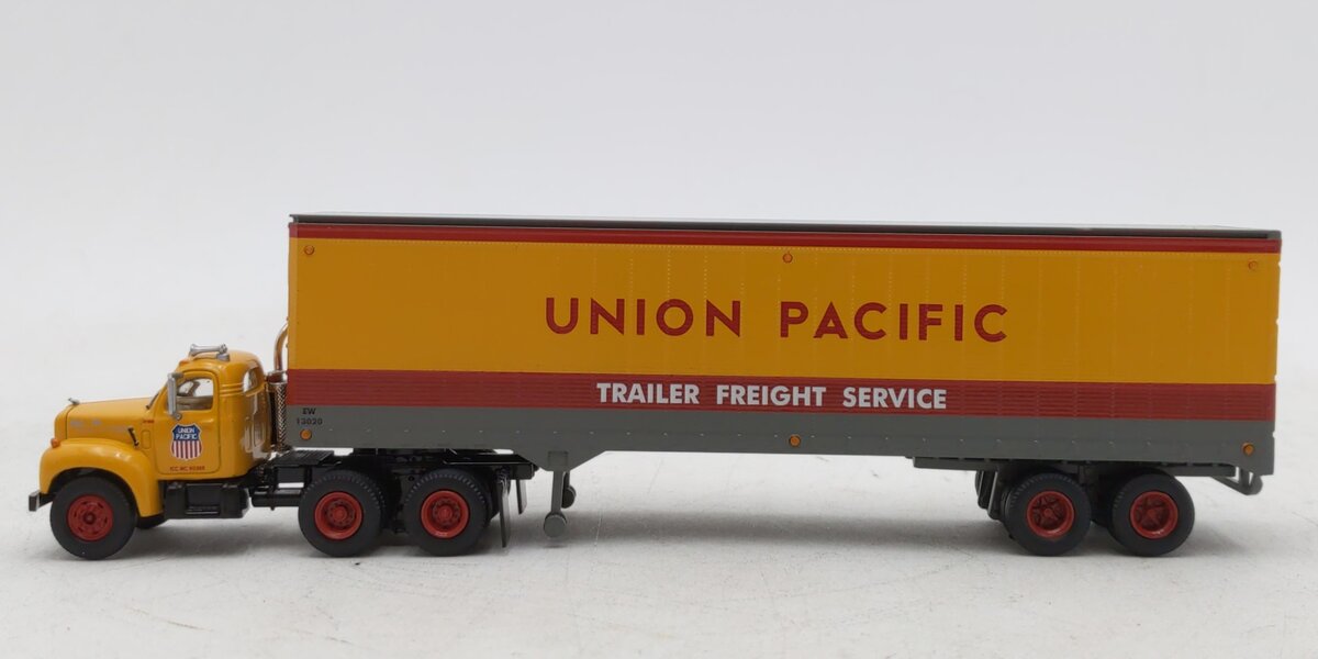 Athearn 93190 HO RTR Union Pacific Mack B Tractor w/ 40' Trailer