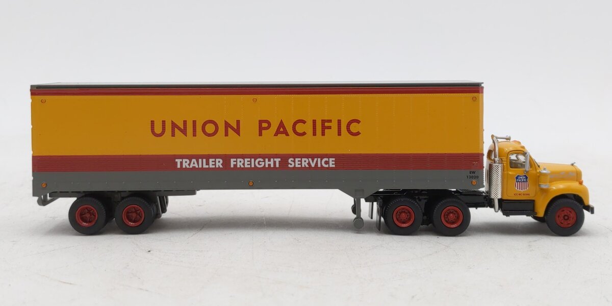 Athearn 93190 HO RTR Union Pacific Mack B Tractor w/ 40' Trailer