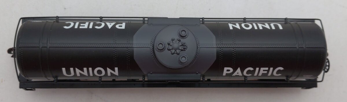 Athearn 7304 HO Scale Union Pacific Single Dome Tank Car #69601