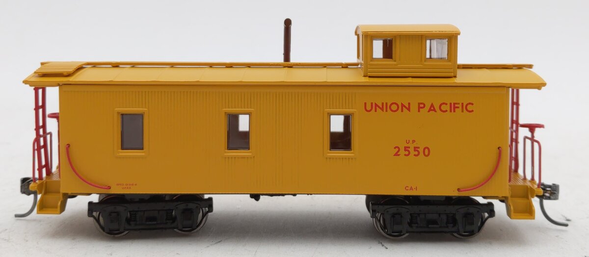 Athearn 85827 HO Union Pacific RTR 30' 3-Window Caboose #2550