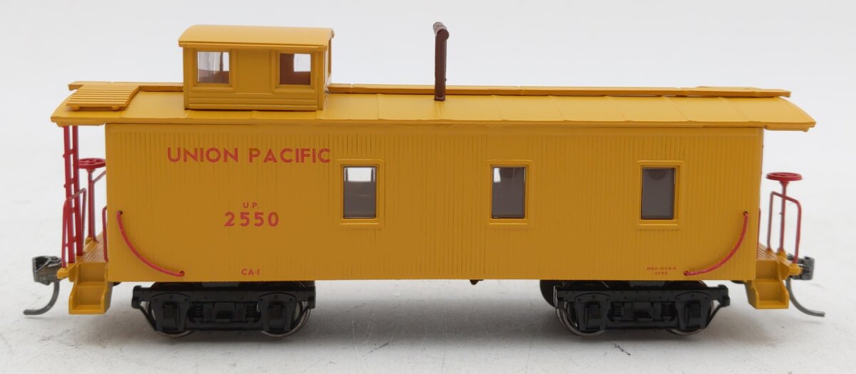 Athearn 85827 HO Union Pacific RTR 30' 3-Window Caboose #2550