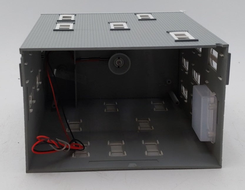 MTH 30-9078 O 3-Story Town House - Gray w/ White Trim