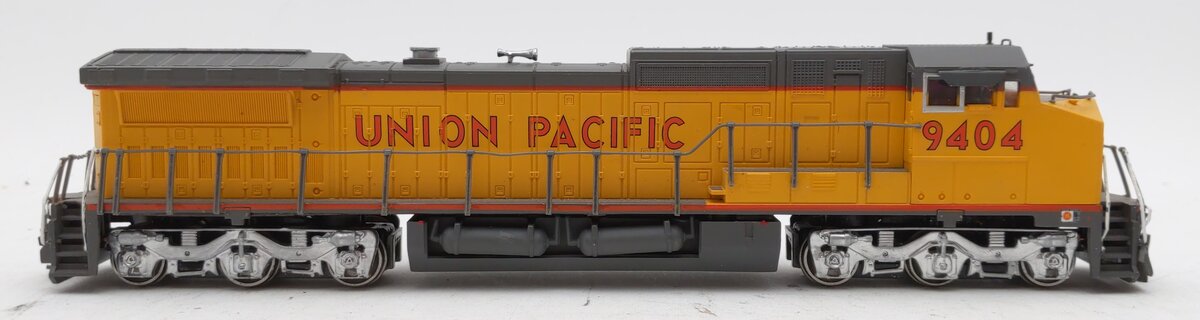 Bachmann 86003 HO Union Pacific GE Dash 8-40CW Wide Cab Diesel Locomotive #9404 EX/Box