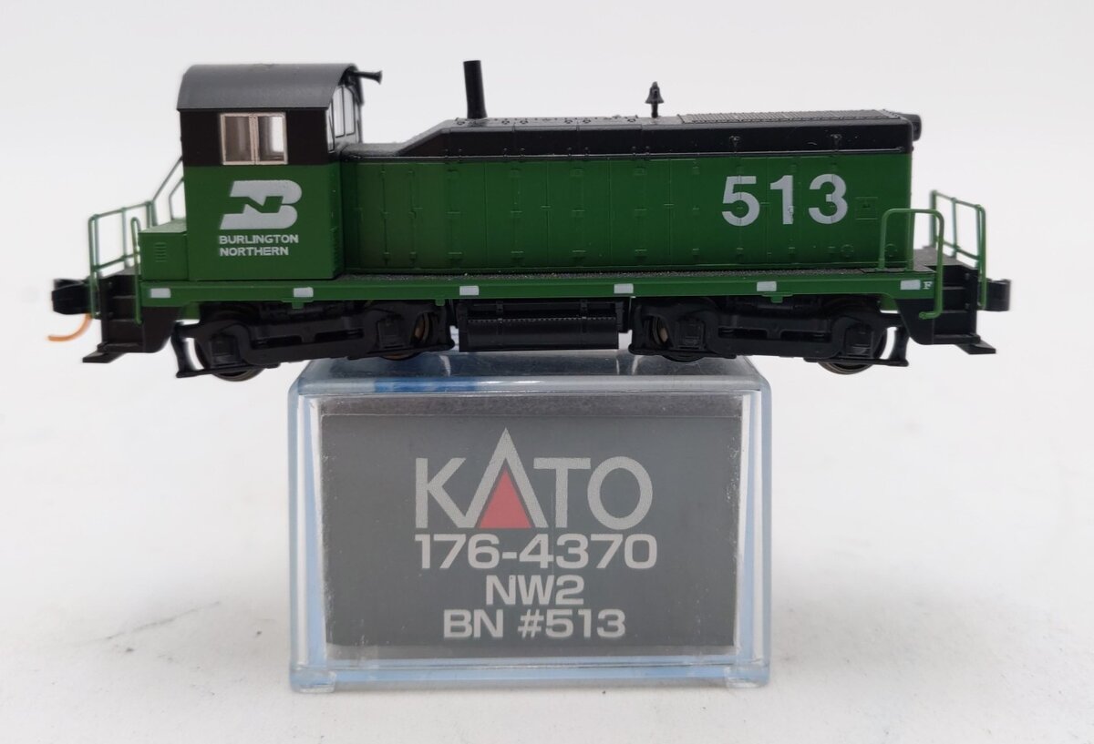 Kato 176-4370 N Scale Burlington Northern NW2 Diesel Switcher #513